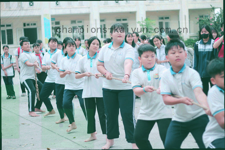 深色底上柱状与折线数据纹理，荧光绿高亮峰值